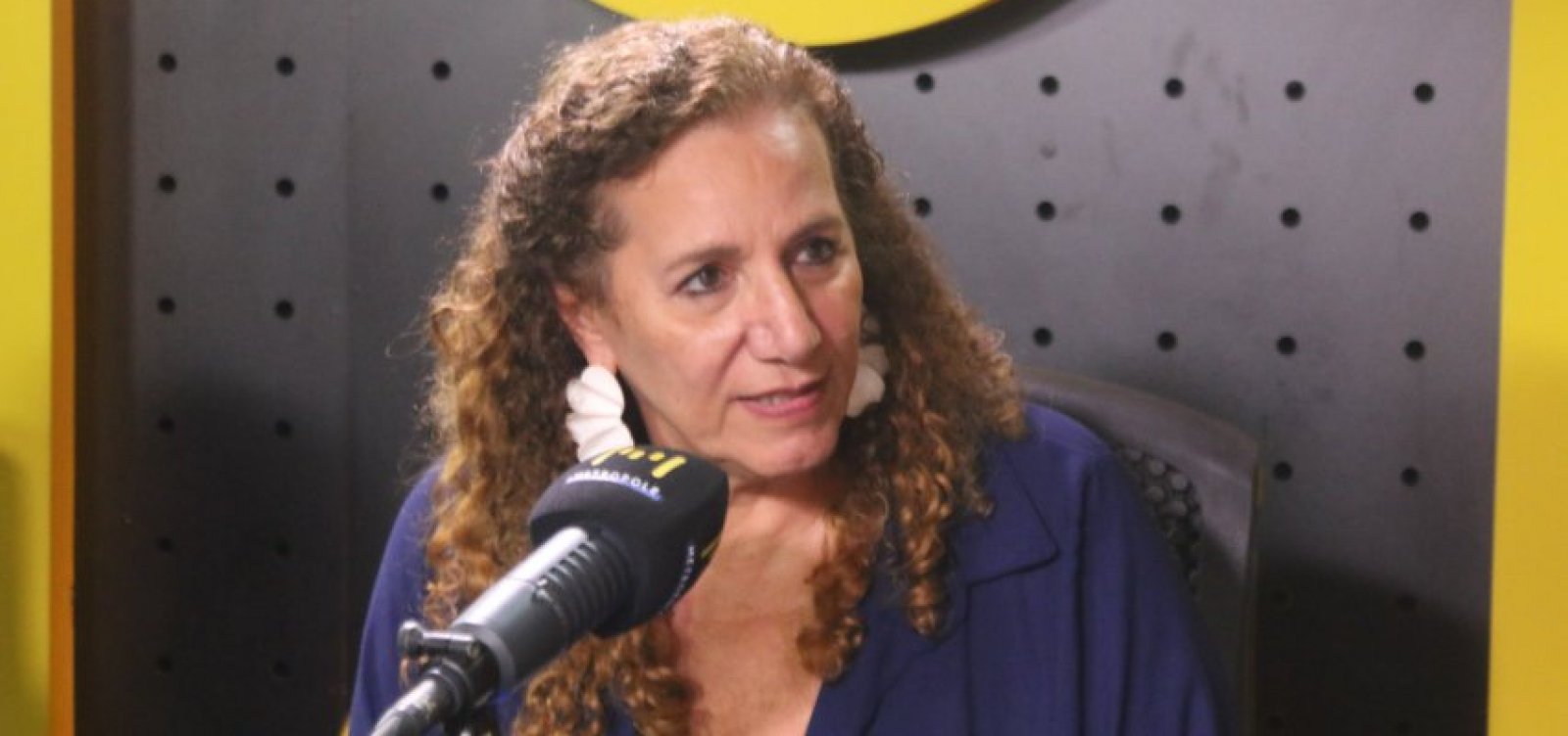 Deputada Jandira Feghali aponta estratégia de desinformação por trás da série de pesquisas: “trabalham com a pós-verdade”