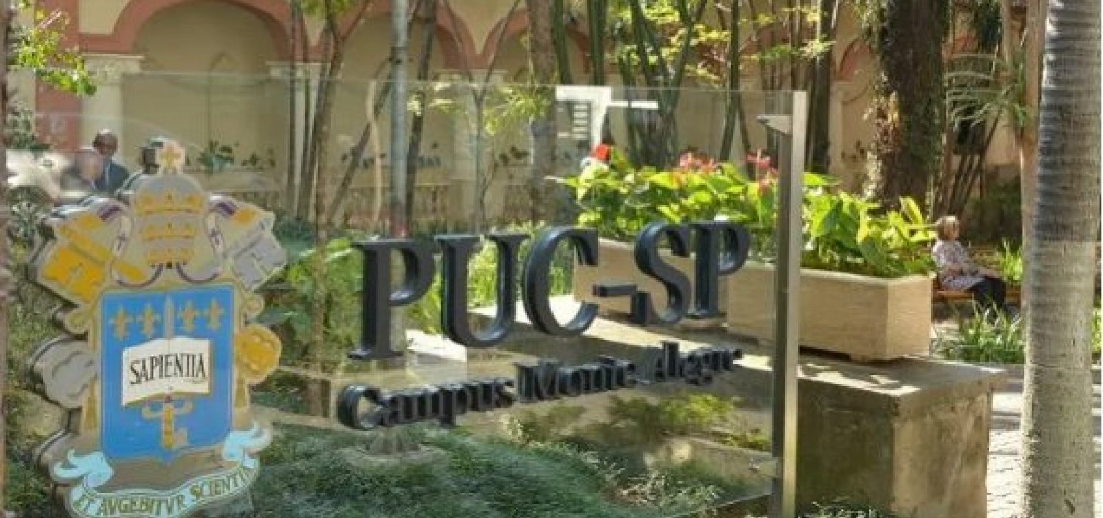 PUC suspende por 30 dias alunos de Direito envolvidos em episódio de racismo