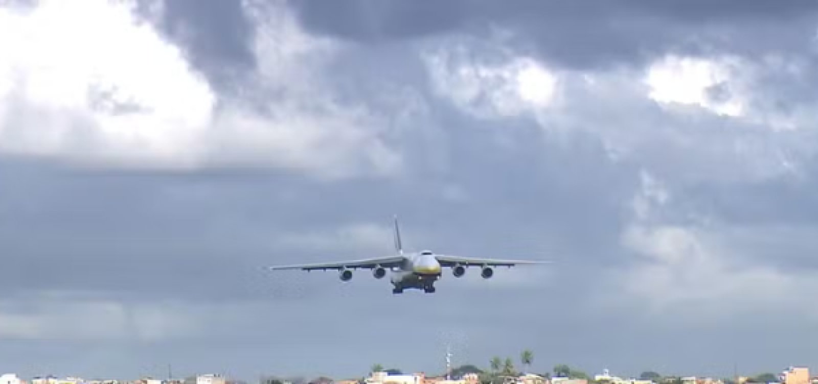 Avião da FAB tem pneu furado durante pouso no Aeroporto de Salvador
