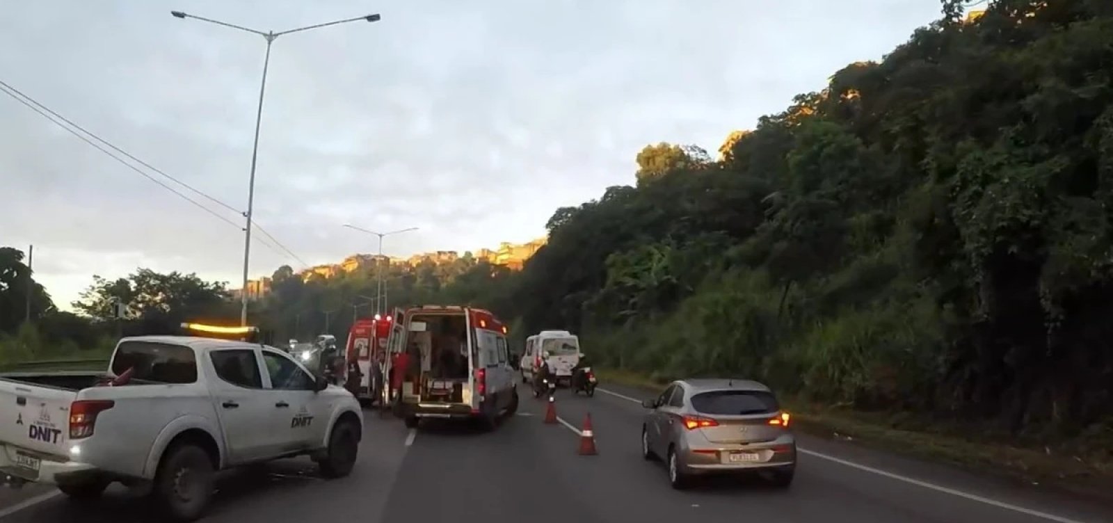 Acidente congestiona trânsito na BR-324 em Salvador