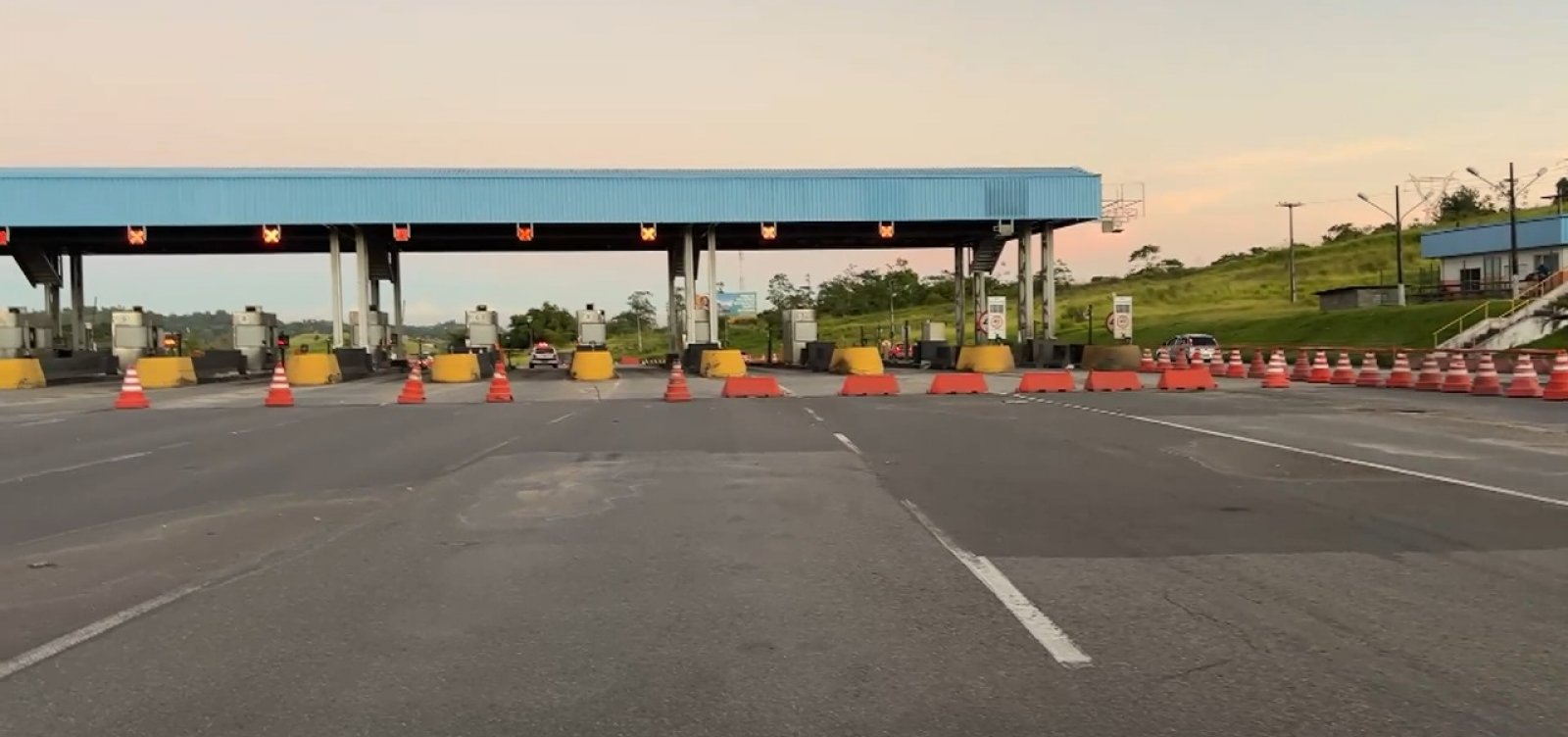 Pedágio da BR-324 segue com tráfego pelas faixas laterais; governo cobra mudanças, DNIT e Ministério avaliam alternativas