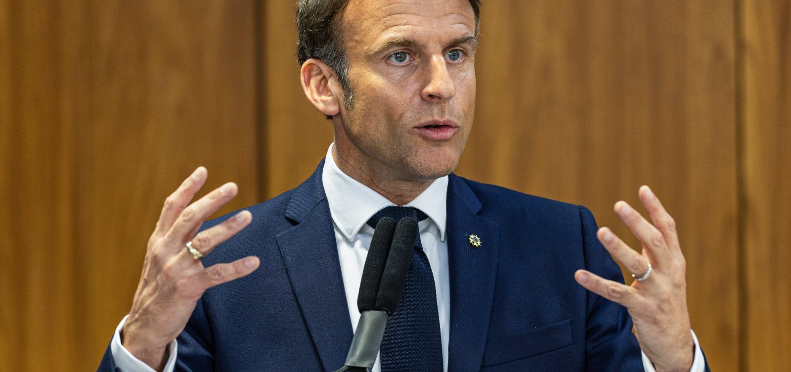 Macron promete que proibirá redes sociais para menores de 15 anos na França