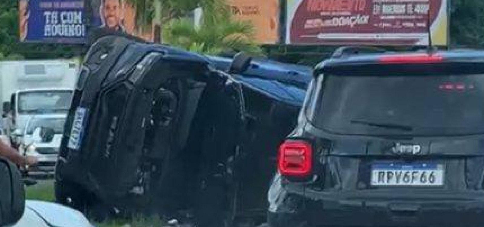 Carro capota em acesso importante da Avenida Paralela