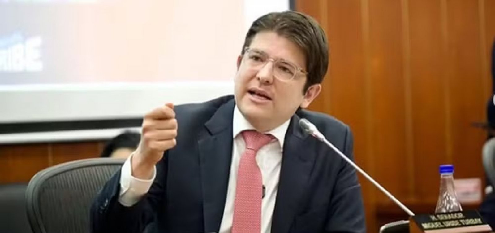Pré-candidato da Colômbia tem sinais de melhora neurológica após atentado