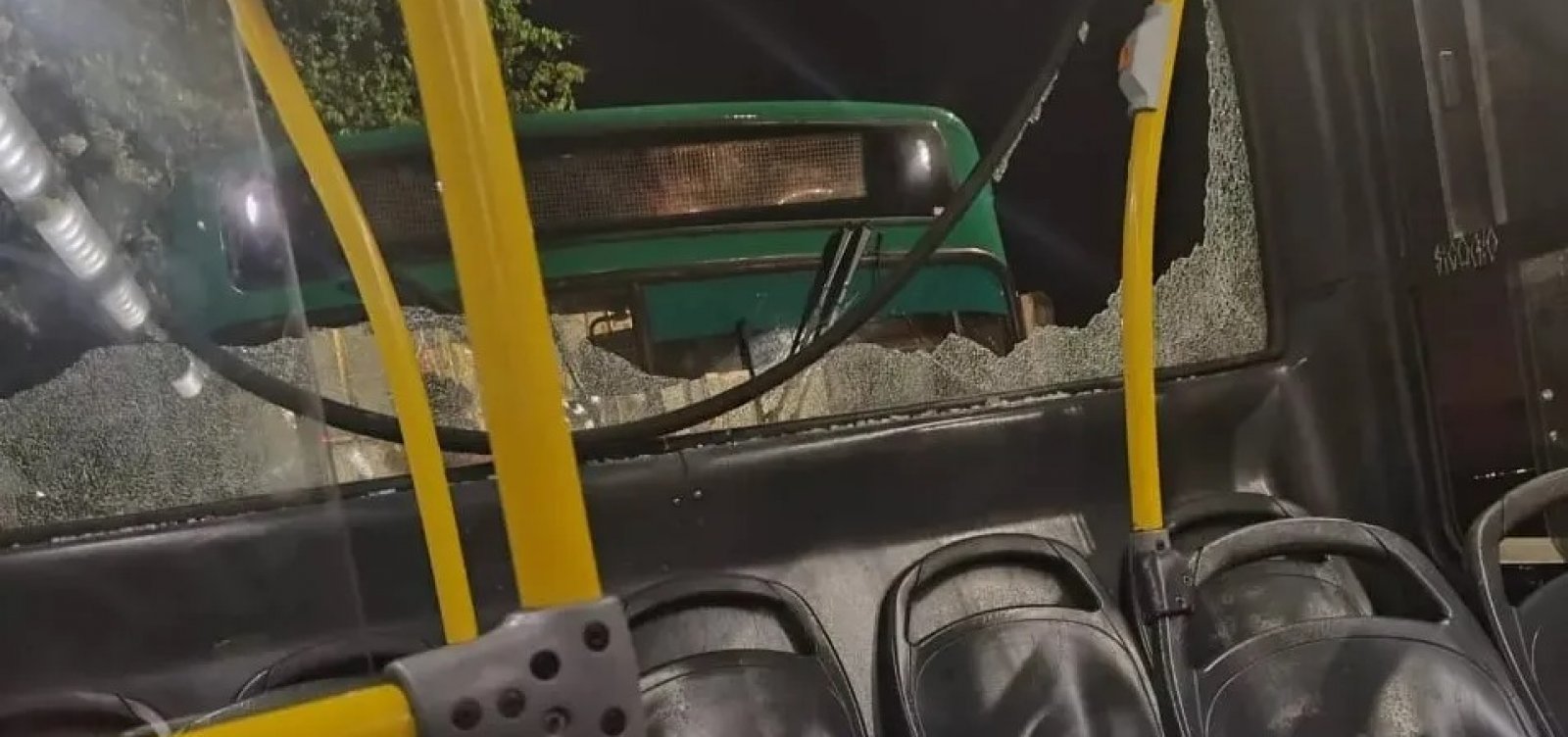 Três ônibus colidem deixando 9 feridos em avenida contorno de Salvador