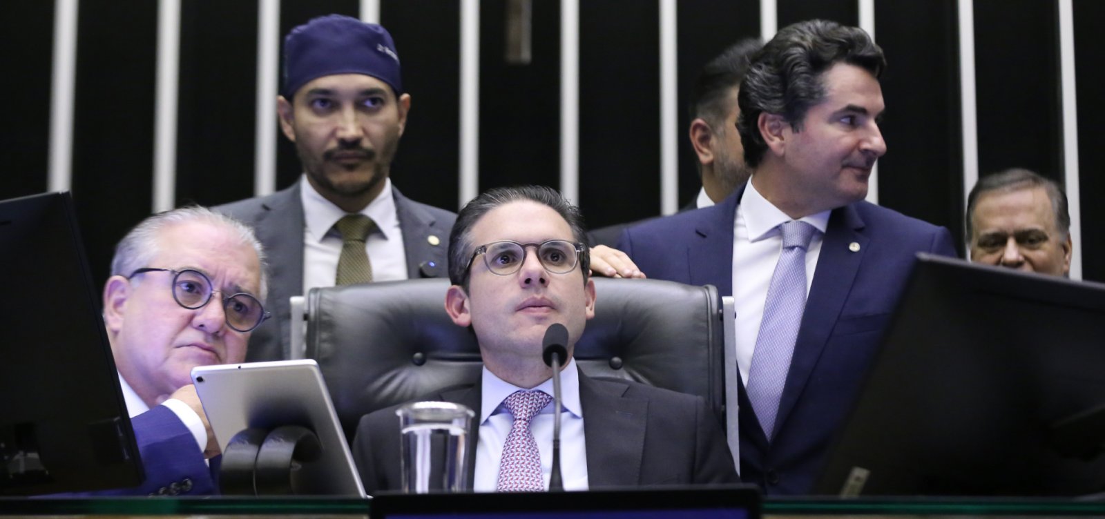 Motta propõe aumento para deputados em meio a embate por cortes