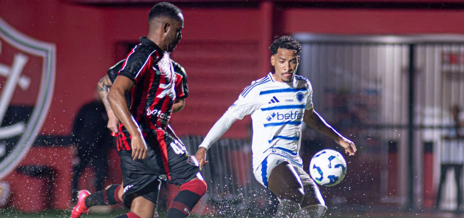 Com o campo encharcado, Vitória e Cruzeiro empatam no Barradão
