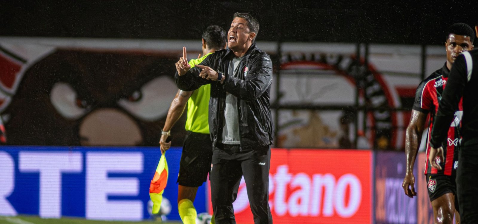 Carpini lamenta condição do gramado e diz que Vitória sentiu a perda de Jamerson
