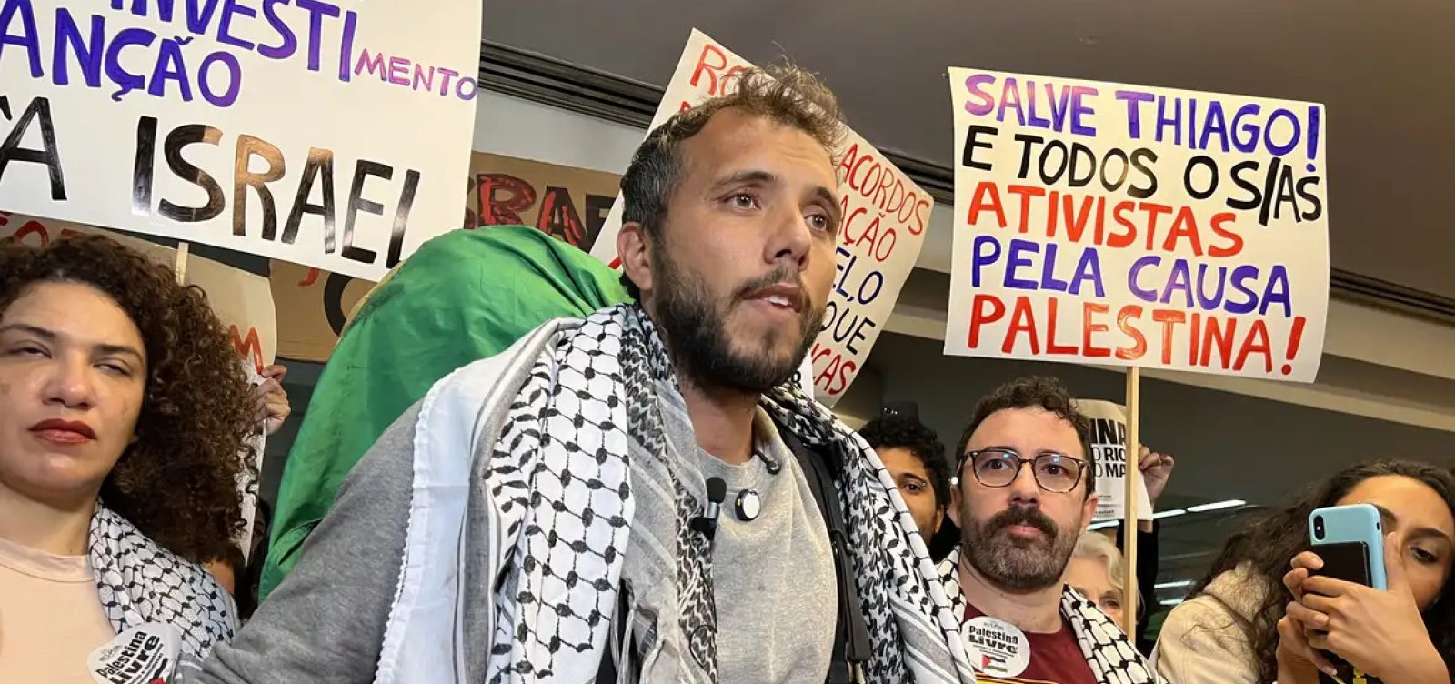 Thiago Ávila chega ao Brasil e é recebido por grupo pró-Palestina