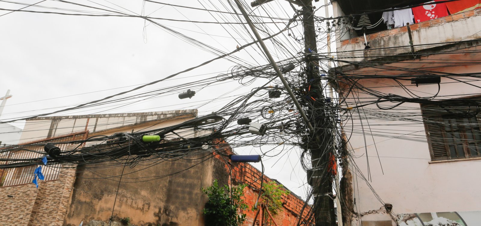 'Gatos' nas contas de luz geram prejuízo de R$ 10,3 bilhões ao setor elétrico em 2024