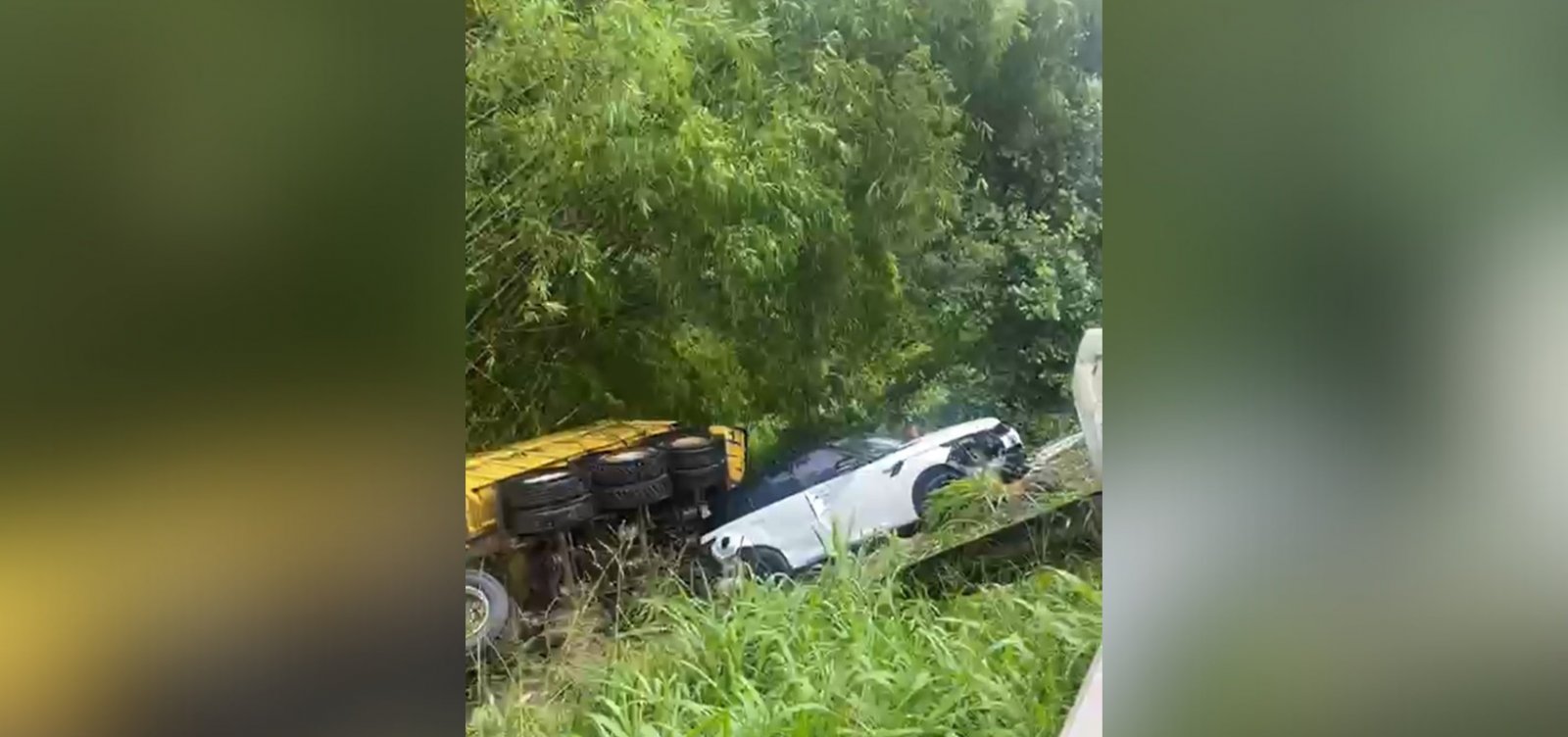 Carreta provoca engavetamento com oito veículos e cai em ribanceira na BR-324