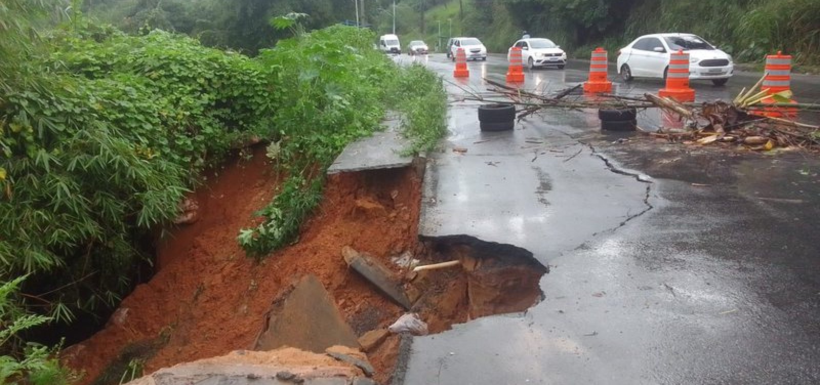 Codesal interdita parte da Estrada Velha de Periperi após cratera se abrir no local
