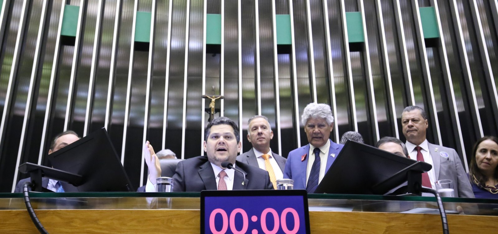 Salários da saúde poderão ser pagos com emendas, decide Congresso