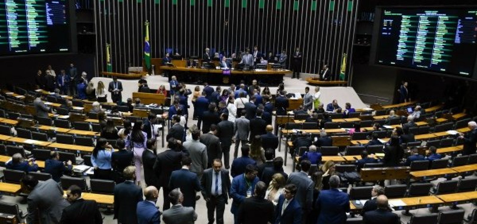 Congresso autoriza uso de emendas para pagar salários na saúde