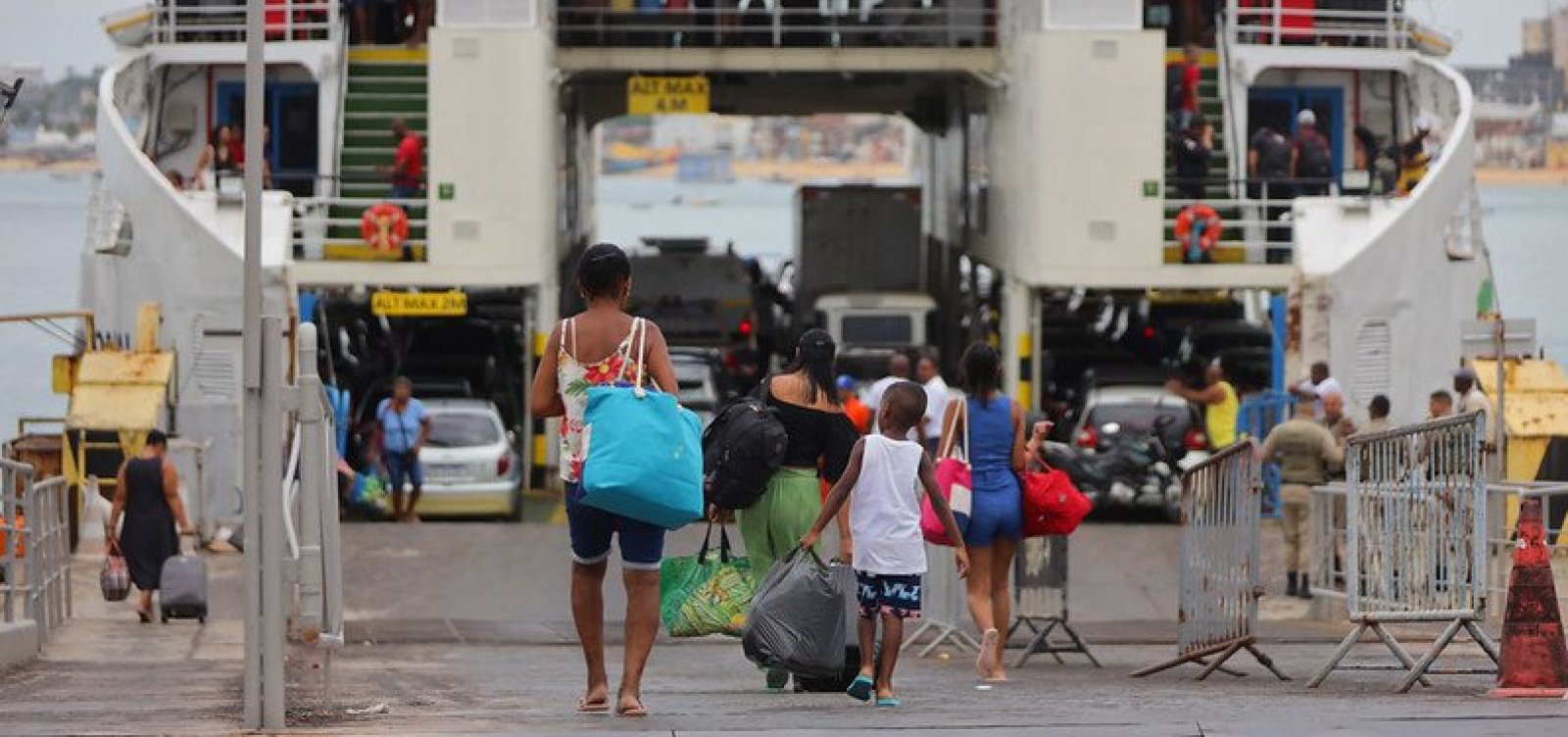 Fila para embarque no ferry-boat chega a 1h30 nesta quarta em Salvador