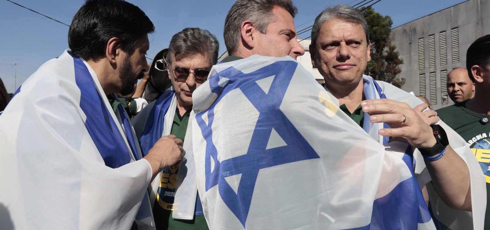 "Marcha para Jesus" reúne fiéis e autoridades em SP; Tarcísio canta louvor com bandeira de Israel