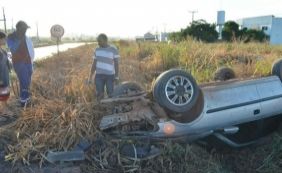 Motorista sobrevive a capotamento na BR-242, em Luís Eduardo Magalhães