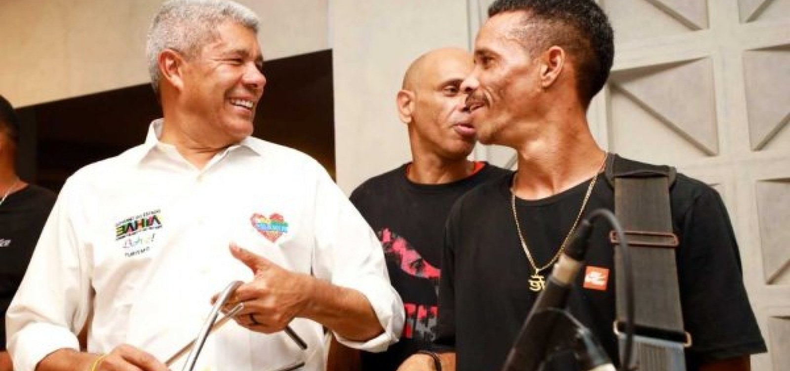 Jerônimo prestigia São João de Ipirá e anuncia reforma de ginásio