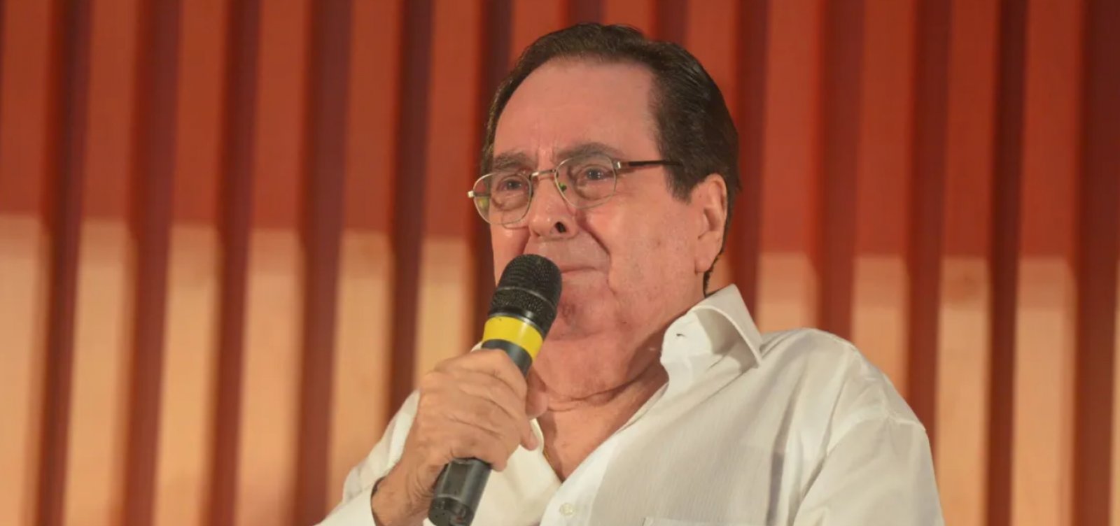 Benedito Ruy Barbosa recebe alta e deixa hospital após um mês internado