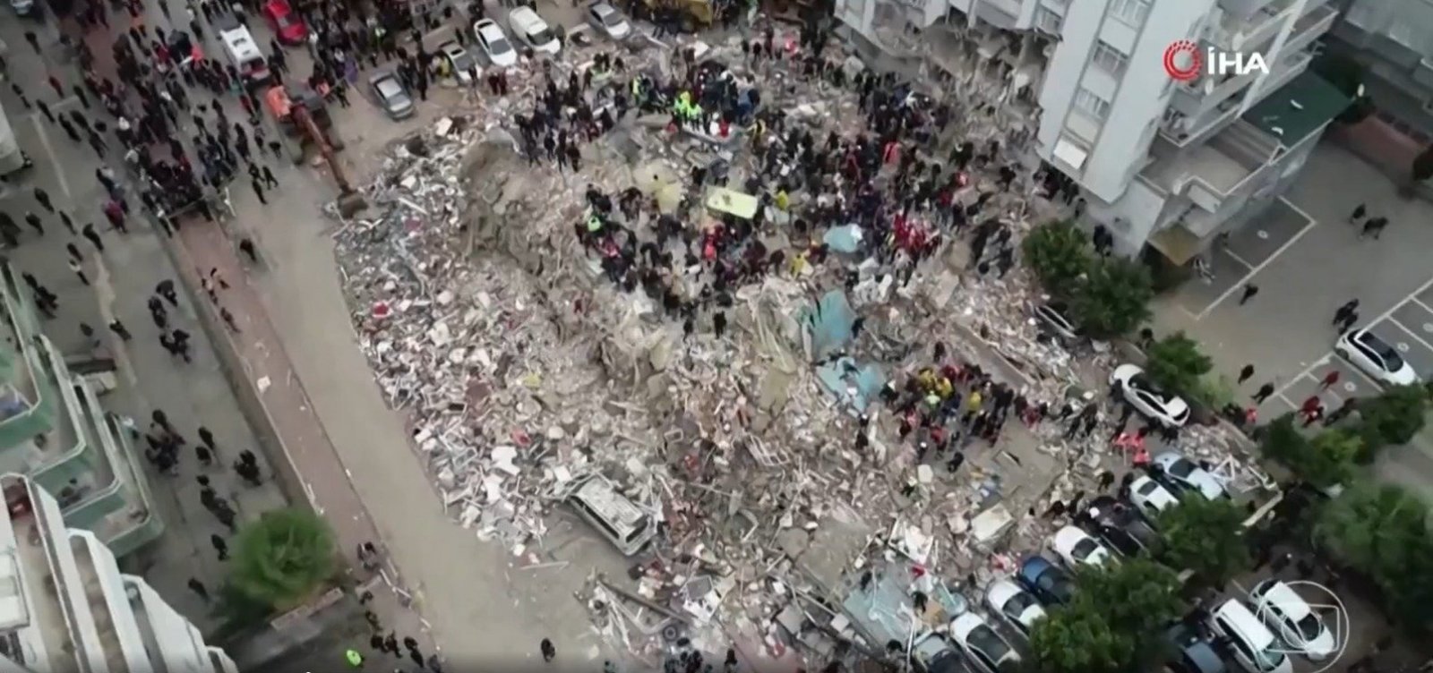 Homem-bomba explode em igreja e deixa dezenas de mortos e feridos