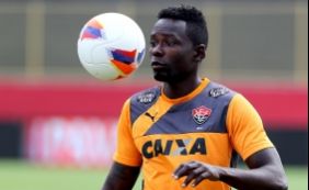 Após repatriação, Kanu é regularizado e já pode atuar pelo Vitória