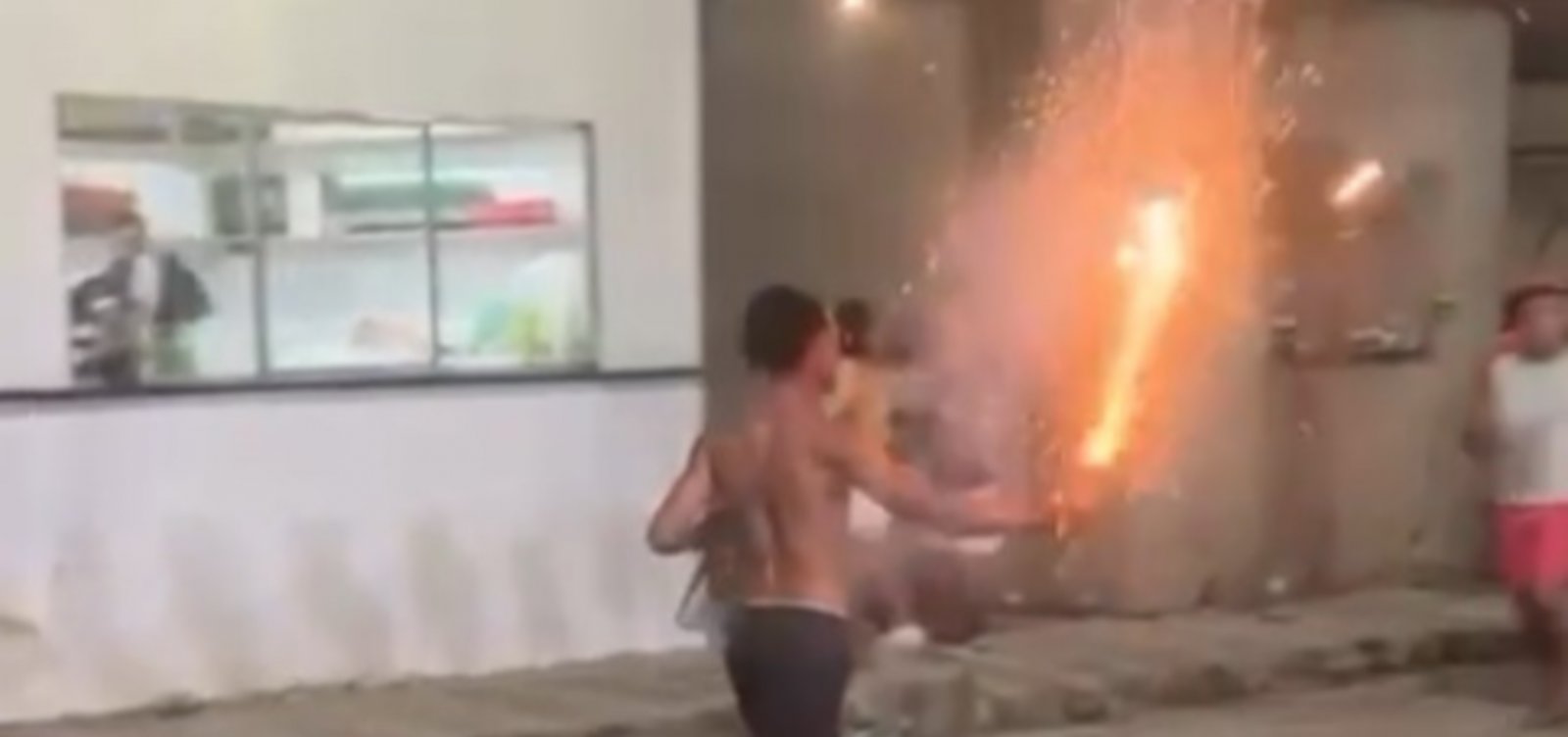 Jovem tem dedo amputado após explosão de espada em Cruz das Almas