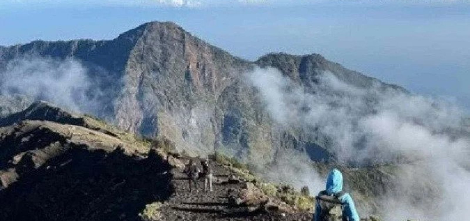 Resgate de brasileira que caiu em vulcão na Indonésia ganha reforço de alpinistas