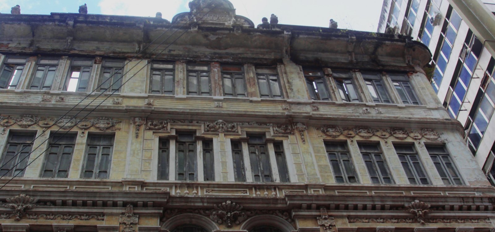 Justiça dá 60 dias para União e IPHAN atuarem em imóvel histórico em risco de desabamento no Comércio