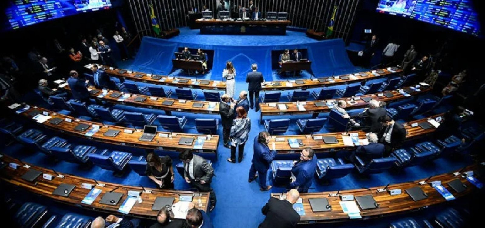 Senado vota projeto que prevê 30% de vagas para mulheres em estatais