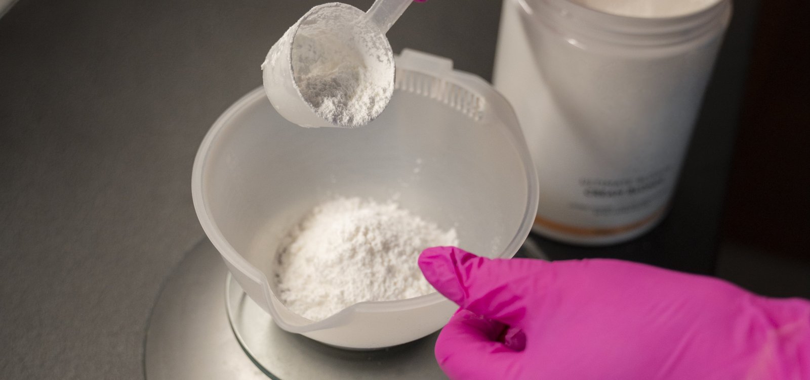 Anvisa suspende lotes de whey protein e canela em pó por irregularidades; saiba quais