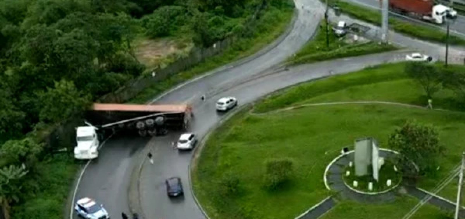 Contêiner tombado interdita parcialmente a BR-324 em Salvador