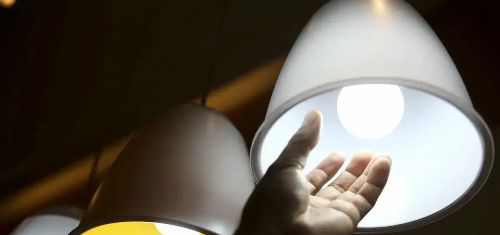 Conta de luz pressiona e prévia da inflação sobe 0,42% em Salvador