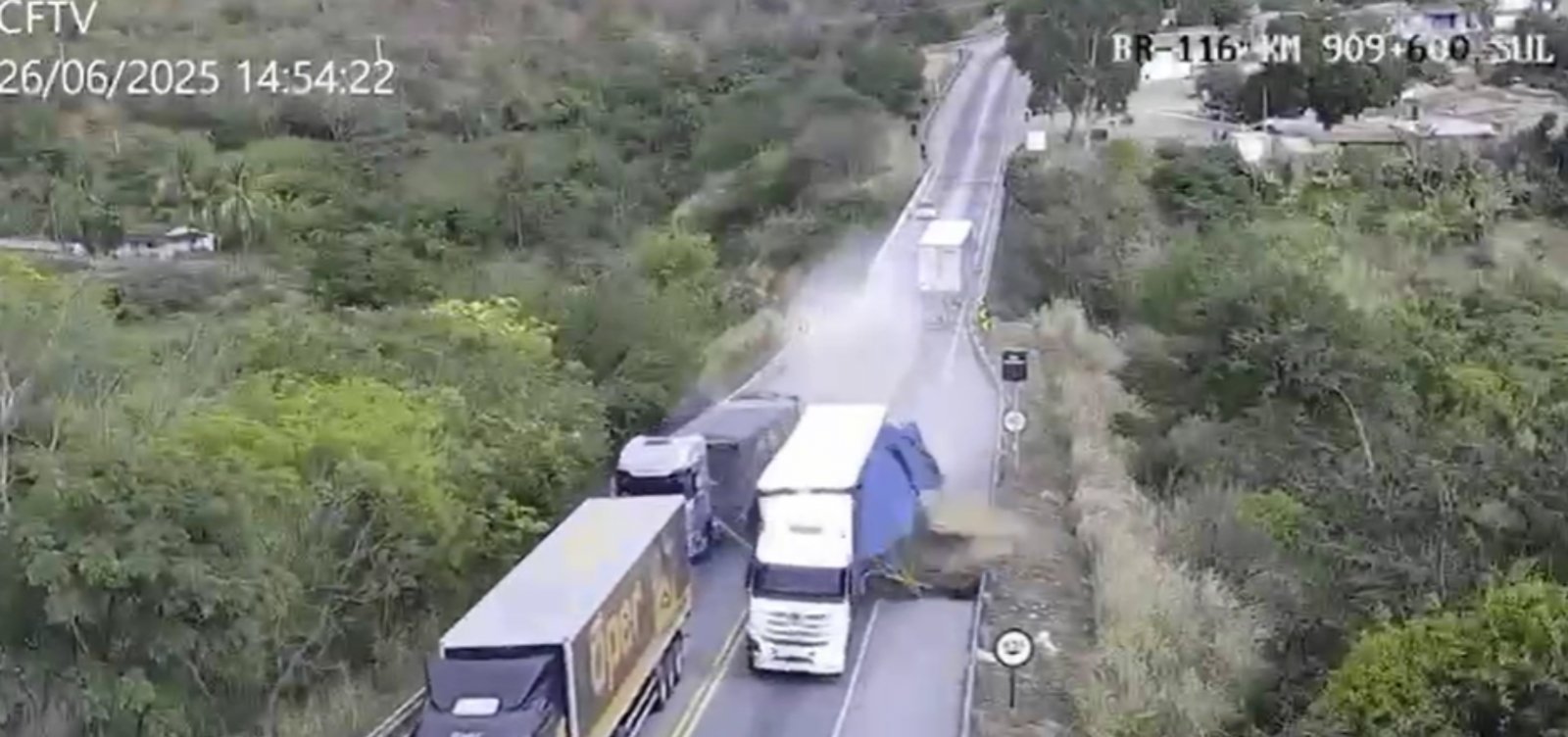 Carreta sem freio arremessa carro de ponte e fere cinco pessoas em rodovia na Bahia 
