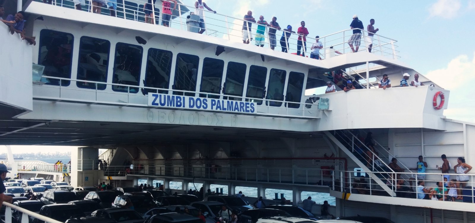 Homem cai no mar durante travessia de ferry-boat em Salvador; buscas ainda não localizaram vítima
