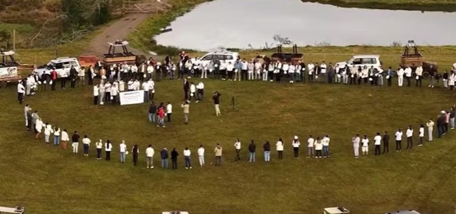 Moradores de Praia Grande prestam homenagens as vítimas da queda de balão