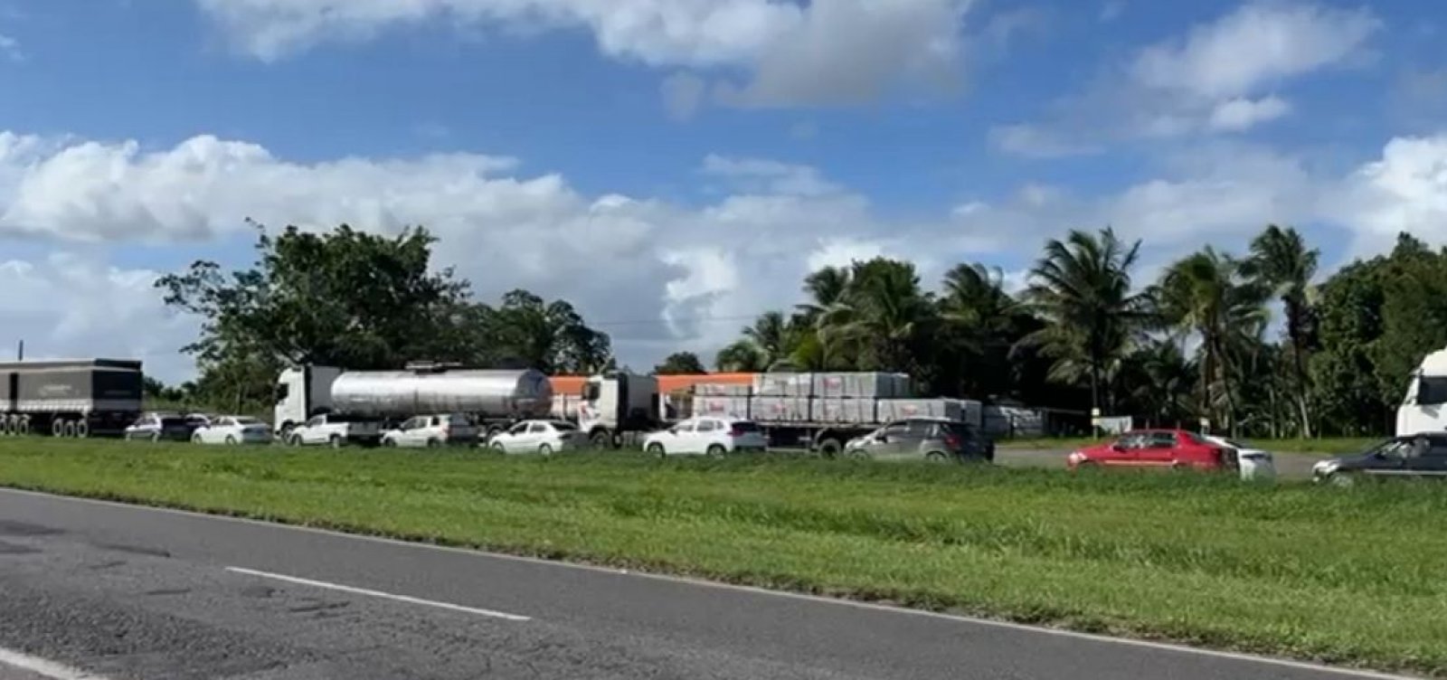 Longo congestionamento dificulta o trânsito na BR 324 neste sábado