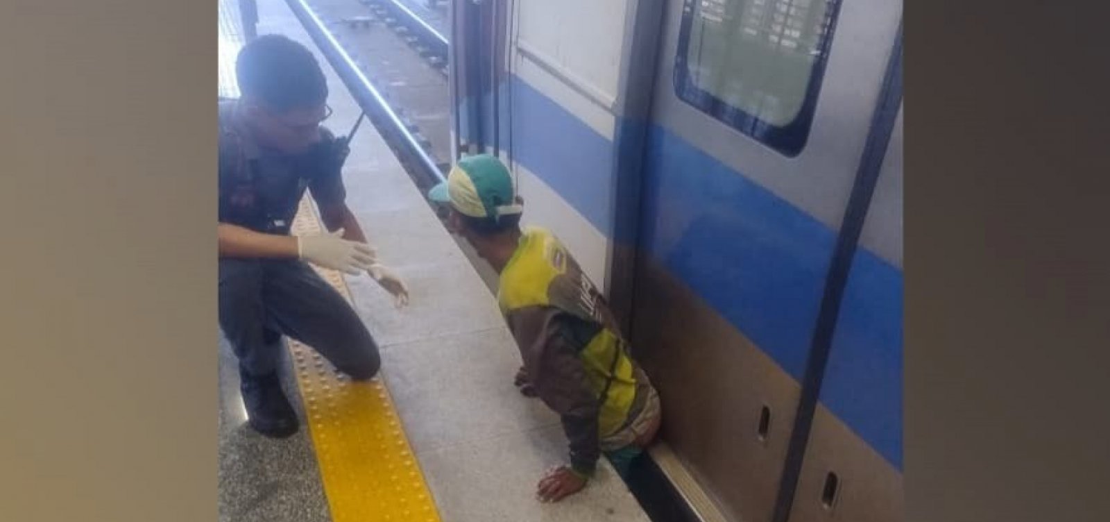 Passageiro fica preso entre trem e plataforma ao tentar atravessar trilhos de metrô em Salvador
