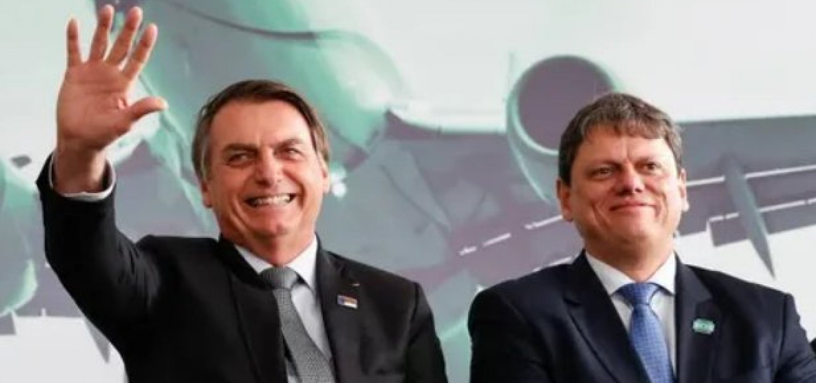 Inelegível, Bolsonaro vê antigos aliados se aproximarem de Tarcísio