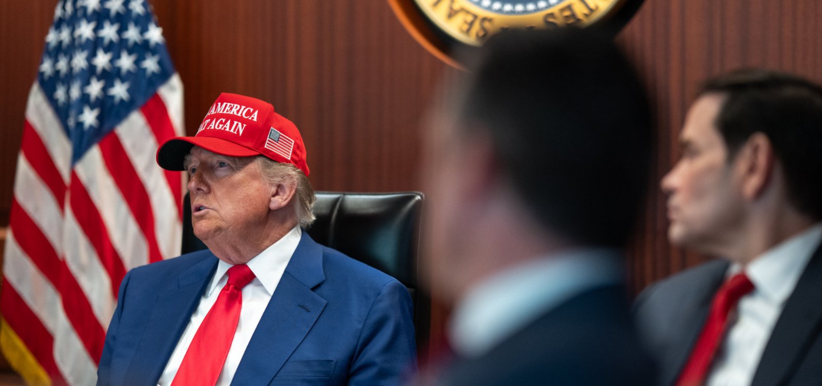 Senado dos EUA aprova pacote de cortes de impostos proposto por Trump