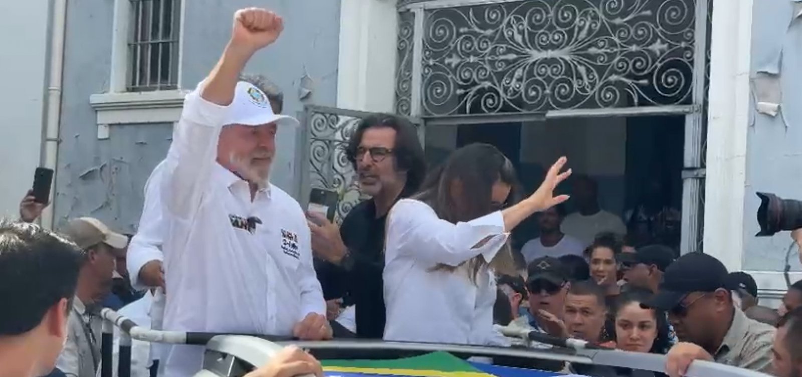 Lula chega ao cortejo do 2 de Julho ao lado de Jerônimo e aliados