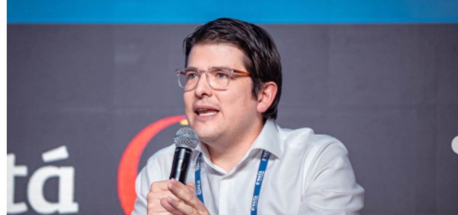 Após ser baleado, pré-candidato na Colômbia passa por nova cirurgia e apresenta melhora