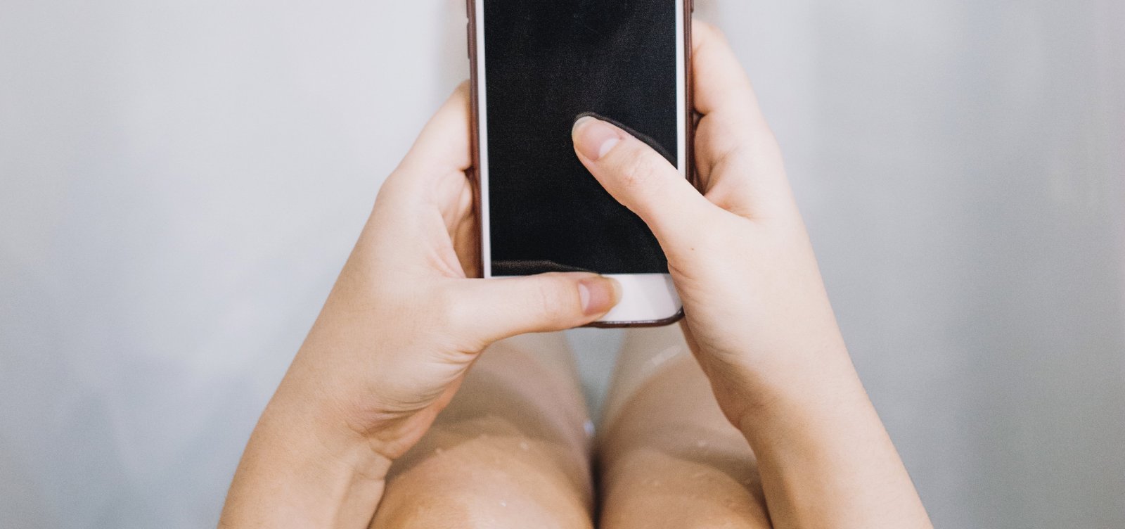 Celular no banheiro: médica alerta para risco por trás do hábito de ficar muito tempo no vaso sanitário