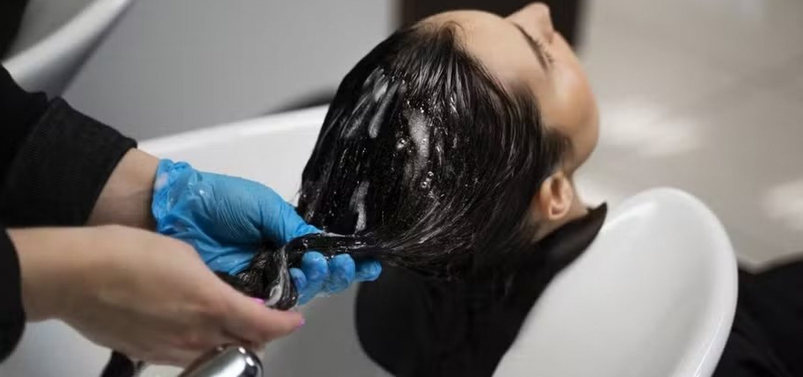 Anvisa faz alerta para riscos associados ao uso de alisantes capilares irregulares