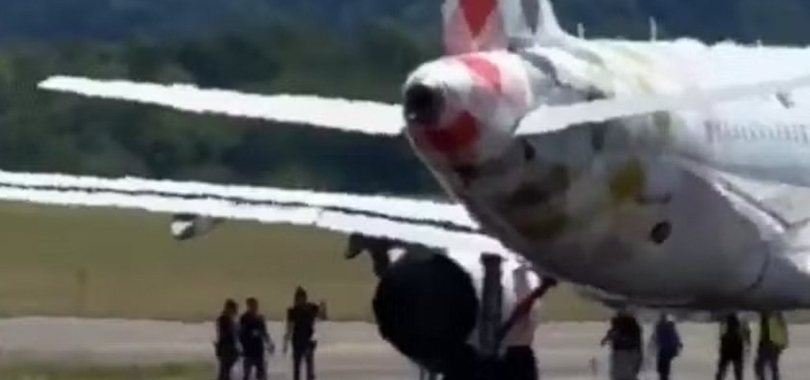 Aeroporto na Itália fecha após homem ser sugado por motor de avião
