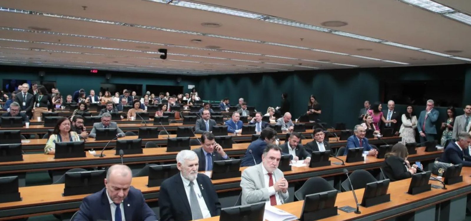 CCJ da Câmara adia análise da PEC da Segurança Pública