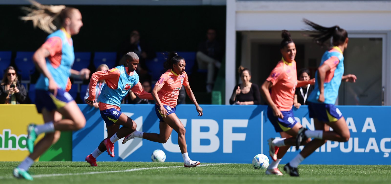 Seleção Feminina embarca para estreia da Copa América no Equador