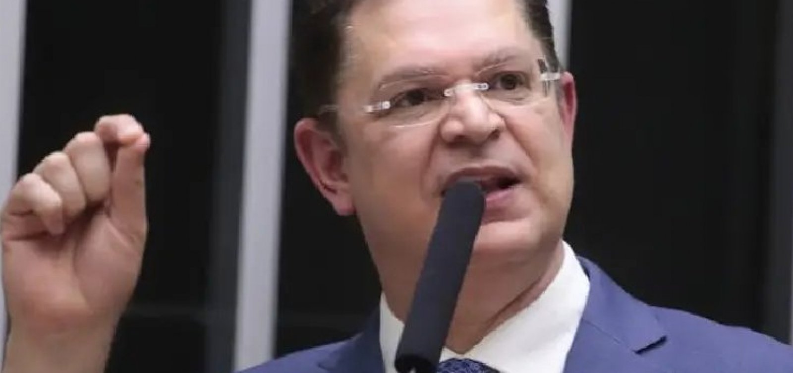 Deputados baianos votam moção de louvor a Trump horas antes de taxação ao Brasil