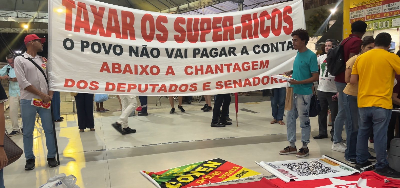 Manifestação na Estação da Lapa em Salvador defende taxação dos super-ricos e fim da escala 6x1