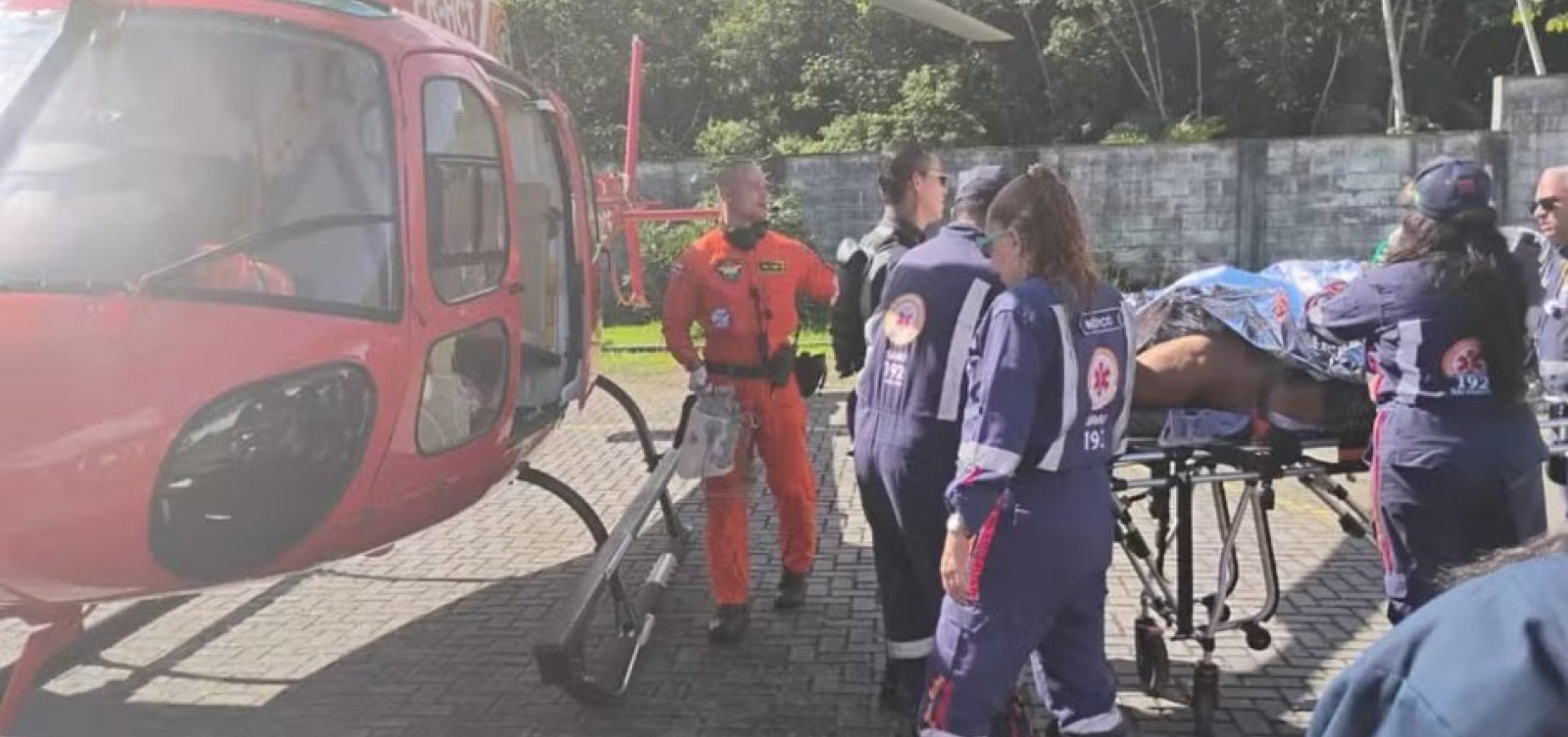 Mulher fica gravemente ferida em incêndio e é resgatada de helicóptero na Bahia