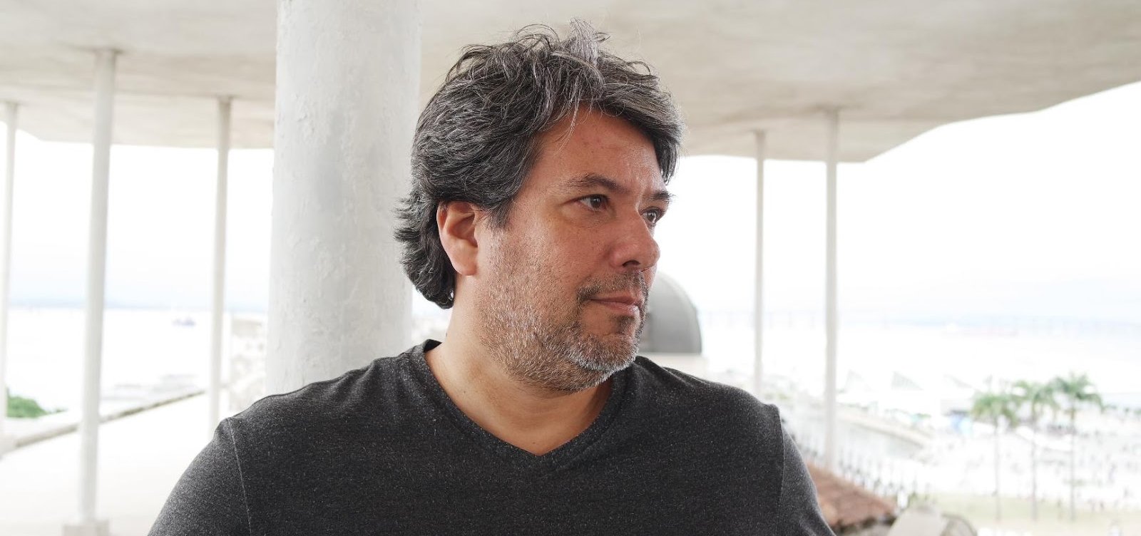 Tradutor de Elena Ferrante,  Maurício Santana é entrevistado na Rádio Metropole nesta sexta